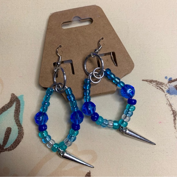 💜 VTG Handmade Turquoise and Blue Beaded Earrings - Picture 1 of 6